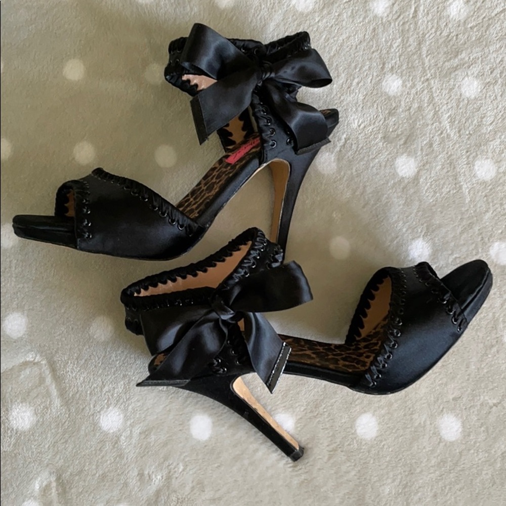 Betsey Johnson black satin bow heels 6.5